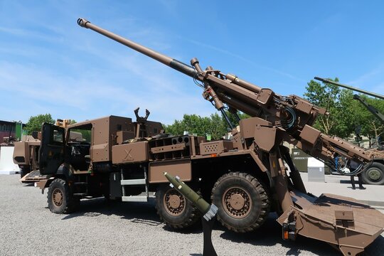 Canon CAESAr (camion &eacute;quip&eacute; d&rsquo;un syst&egrave;me d&rsquo;artillerie), arme de guerre fabriqu&eacute;e par l&rsquo;entreprise d&rsquo;armement fran&ccedil;aise Nexter - juin 2022 (France)