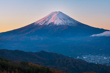 西川林道より望む富士山の夜明け