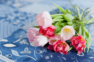 Rosa und rote Tulpen auf blau weissem Hintergrund