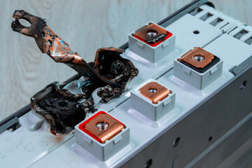 Short-circuited terminals of a lithium battery cell of an electric vehicle.