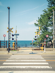 雨晴駅前の踏切越しの夏の富山湾