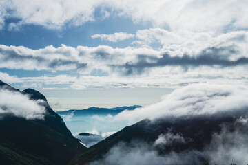 雲に覆われた山岳風景　南アルプス