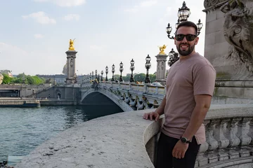 Photo sur Plexiglas Pont Alexandre III Tourist boy on the Alexander III bridge