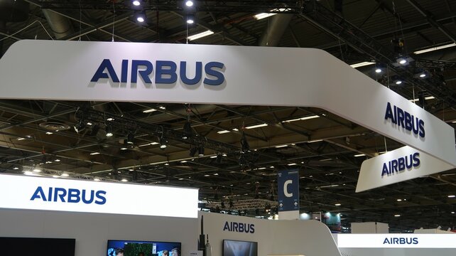 Panneaux avec le logo de l&rsquo;entreprise Airbus, industrie a&eacute;ronautique europ&eacute;enne, sur son stand au salon Eurosatory de juin 2022 (France)