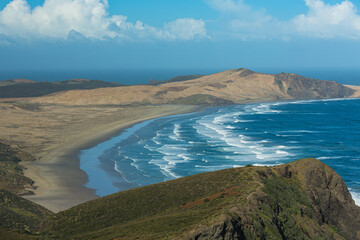 ニュージーランド　ケープ・レインガの灯台に向かう道から見えるテウェラヒビーチと崖