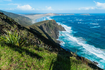 ニュージーランド　ケープ・レインガの灯台に向かう道から見えるテウェラヒビーチと崖