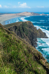 ニュージーランド　ケープ・レインガの灯台に向かう道から見えるテウェラヒビーチと崖