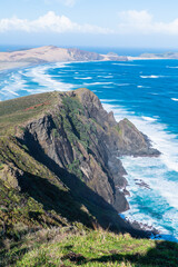 Fototapeta na wymiar ニュージーランド　ケープ・レインガの灯台に向かう道から見えるテウェラヒビーチと崖