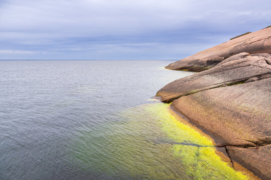 Ostseeküste mit Felsen auf der Insel Blå Jungfrun in Schweden