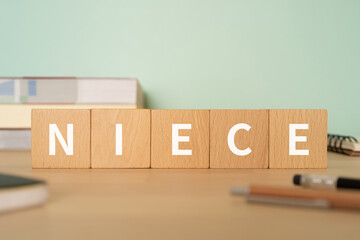 姪（めい）のイメージ｜「NIECE」と書かれたブロックが置かれたデスク