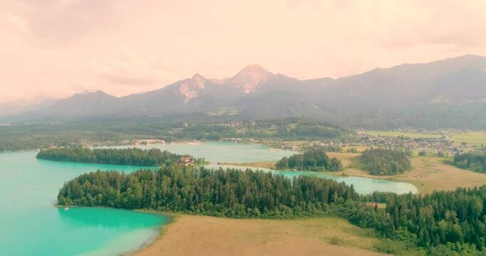 Drohnenflug &uuml;ber dem Faaker See in K&auml;rnten mit Blick auf den Mittagskogel