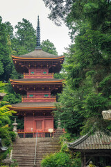 滋賀県近江八幡市「姨綺耶山 長命寺」の三重塔と初夏の風景