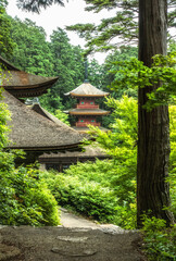 滋賀県近江八幡市「姨綺耶山 長命寺」の三重塔と初夏の風景