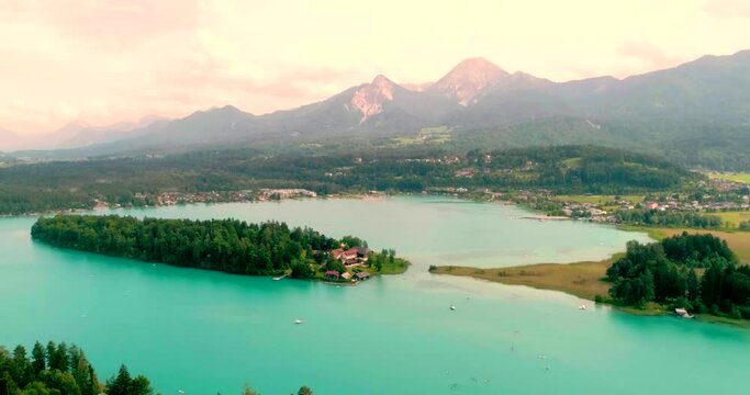 Drohnenflug &uuml;ber dem Faaker See in K&auml;rnten mit Blick auf den Mittagskogel
