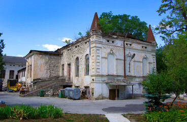 Fototapeta na wymiar An old crumbling house, which is a historical monument of architecture in the city of Chisinau.