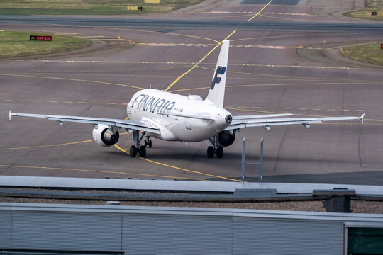 Airbus A319 with registration OH-LVK, operated by Finnair, departing from Helsinki Airport