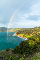 ニュージーランド　ノースランド地方のオマペレの虹のかかったマーティンズ・ビーチ