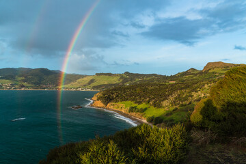 ニュージーランド　ノースランド地方のオマペレの虹のかかったマーティンズ・ビーチ