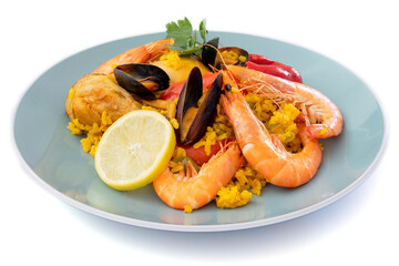assiette de paella isolé sur un fond blanc
