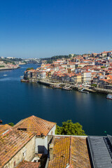 Cidade do Porto em Portugal num dia de ver&atilde;o