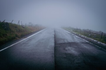先が見えない霧の中の車道　不安