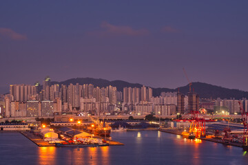 Naklejka premium Scenic view of city-scape against sky during sunset