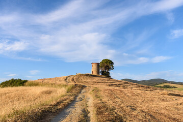 Turm der alten Mühle in Bibbona in der Landschaft am abend
