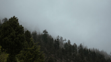 Obraz na płótnie Canvas Cloudy mountains