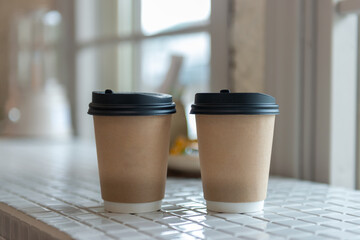 紙のコーヒーカップ　カフェ　テイクアウト　ペーパーカップ