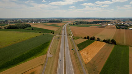 autostrada droga szybkiego ruchu s8 pomiędzy polami z drona