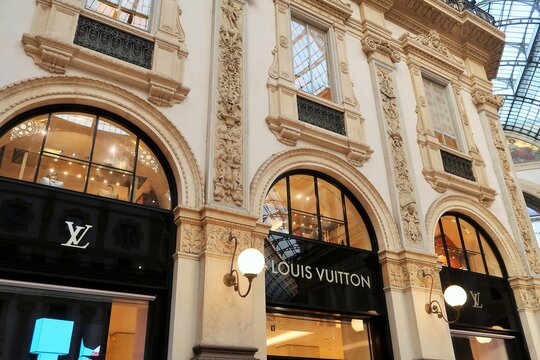 Enseigne / logo de la maroquinerie Louis Vuitton, c&eacute;l&egrave;bre marque fran&ccedil;aise de sac / bagage de luxe, sur la devanture de sa boutique de la galleria Vittorio Emanuele II &agrave; Milan &ndash; octobre 2021 (Italie)