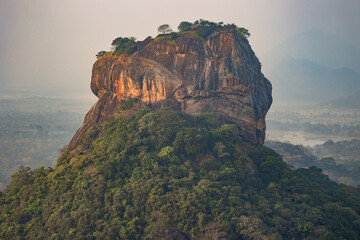 Sigiriya Rock vom Pidurangala Rock aus gesehen zu Sonnenaufgang - obrazy, fototapety, plakaty