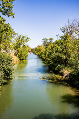 Canal le long du parc du Chateau Laurens