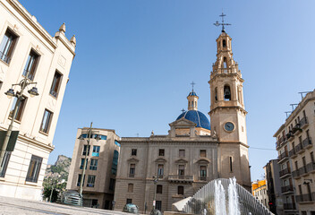 Fototapeta na wymiar Santa Maria Church, in Plaza España in Alcoy.