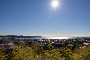 鎌倉の長谷寺から眺める街と由比ヶ浜の海