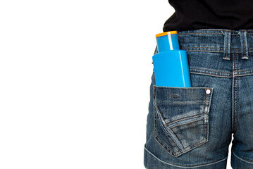 Una botella azul de protector solar que sale del bolsillo trasero del pantalón corto de una mujer...