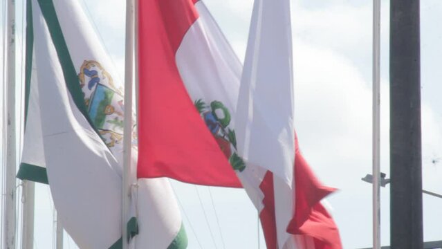 bandera de leoncio prado, bandera peruana, bandera de la paz. tingo maria julio 2022