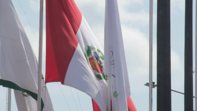 bandera de leoncio prado, bandera peruana, bandera de la paz. tingo maria julio 2022