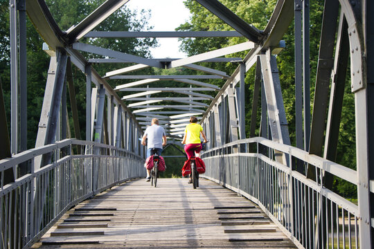 Radfahrer &uuml;berqueren die Radbr&uuml;cke bei Bevergern am Mittellandkanal