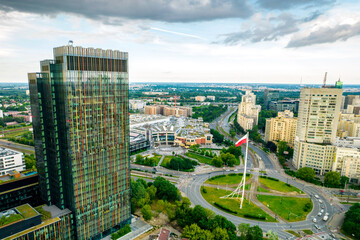 Warszawa, panorama centrum Warszawy o zachodzie słońca, centrum biznesowe 2022. Zachodzące słońce odbite w budynkach. Widok z okolic Ronda Radosława i CH Arkadia