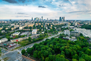 Warszawa, panorama centrum Warszawy o zachodzie słońca, centrum biznesowe 2022. Zachodzące słońce odbite w budynkach. Widok z okolic Ronda Radosława i CH Arkadia
