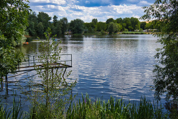 Ufer mit Schilf und Steg am See, Campingplatz Porstendorf bei Jena, Thüringen
