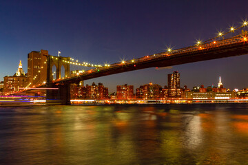 Fototapeta na wymiar View of Manhattan at dusk with the Brooklyn Bridge in the foreground