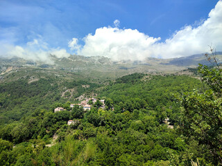 Panorama sur les gorges du Verdon avec un village perché sur les flancs de la montagne