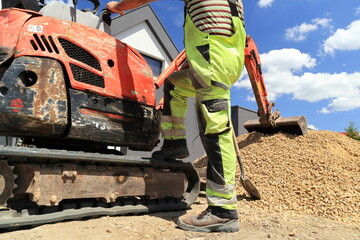 The excavator operator is getting ready to work.
Operator koparki przygotowuje się do pracy.