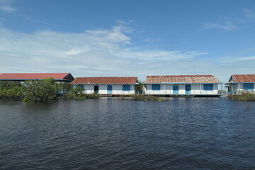 Fototapeta na wymiar Maisons flottantes sur l'eau