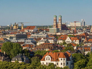 Fototapeta na wymiar Skyline of Munich with the famous landmark Frauenkirche