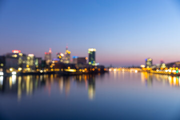 Fototapeta premium Frankfurt Skyline in der Abenddämmerung – unscharf 