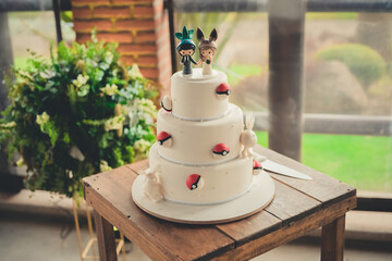 Pastel de bodas,  blanco de tres pisos con figuras de fondant