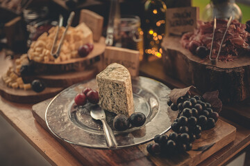 Mesa de bocadillos quesos y carnes. 